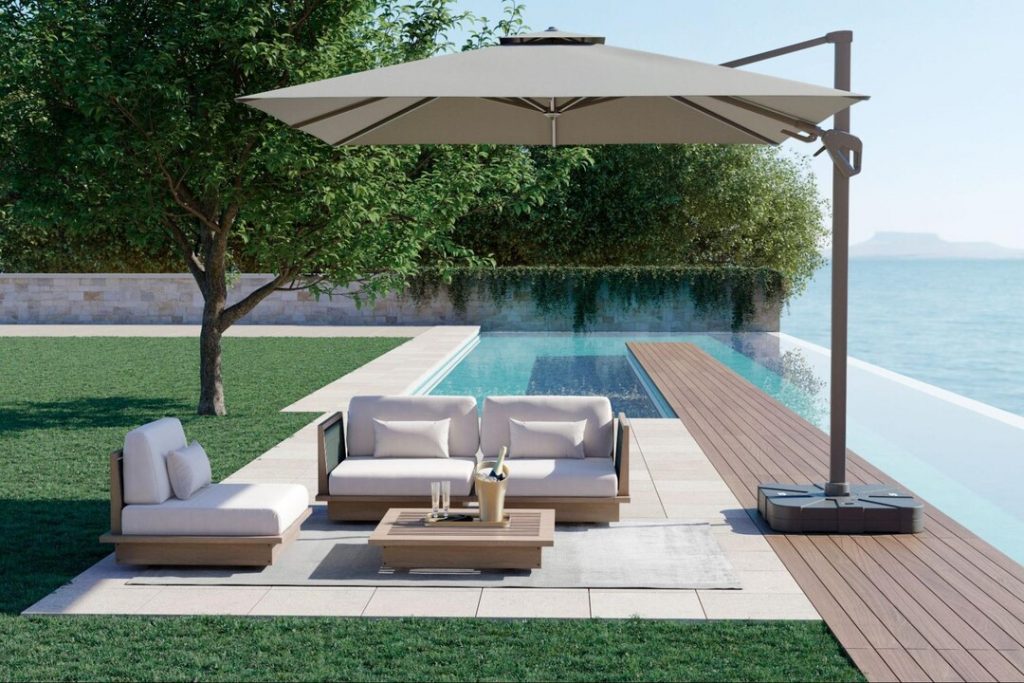 Móveis para área de piscina: conjunto a beira de uma piscina com ombrelone e poltronas