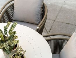 Móveis de qualidade: cadeiras, mesa e plantas em área externa