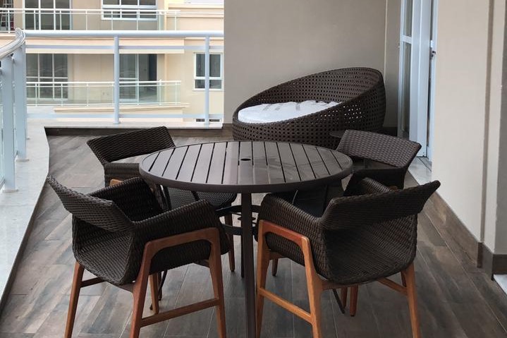 Jogo de mesa redonda e cadeiras com concha fabricados em fibra sintética da Milênio Móveis